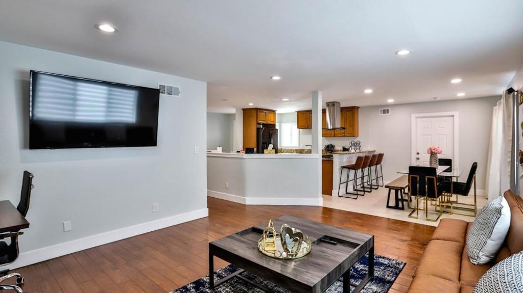 H&H Modern Lux 4Bd 1 King Suite 3 Queen Socal Disney Westminster Ngoại thất bức ảnh