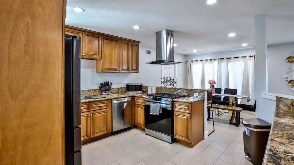 H&H Modern Lux 4Bd 1 King Suite 3 Queen Socal Disney Westminster Ngoại thất bức ảnh