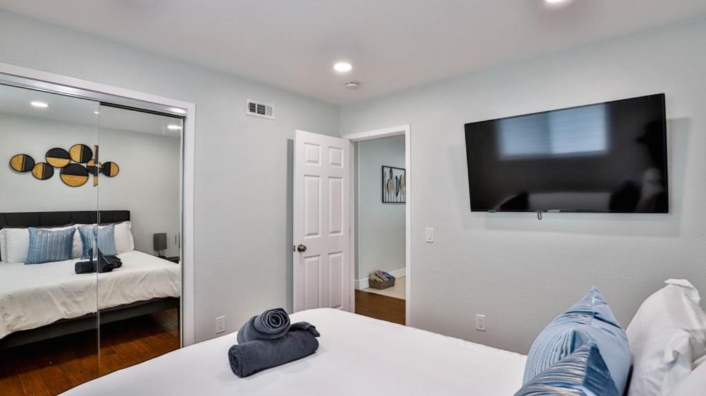 H&H Modern Lux 4Bd 1 King Suite 3 Queen Socal Disney Westminster Ngoại thất bức ảnh